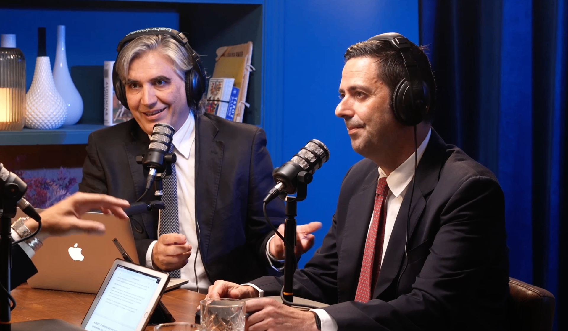 Los socios del Club debatiendo en el estudio